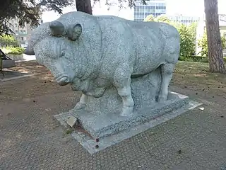 Sculpture de taureau de Luc Jaggi, 1947
