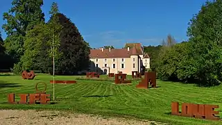 Le château Sainte Marie et le parc aux sculptures.