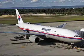 9M-MRD, le Boeing 777-200ER abattu, stationné à l'aéroport de Perth en 2010.