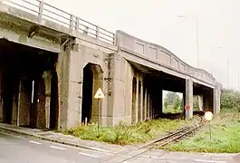 Viaduc art-déco à la sortie de la gare et voie étroite.