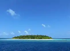 Une île déserte typique de l'Atoll de Baa, avec son récif au premier plan.