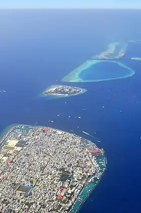 L'île-capitale Malé au premier plan, avec au fond l'île-poubelle Thilafushi.