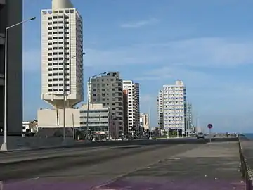 L'immeuble Atlantic (es) et d'autres, dans le quartier d'El Vedado (en) à La Havane.