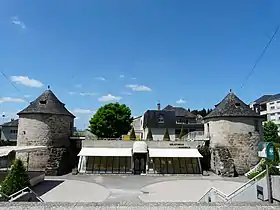 Les deux tours du château de Breniges.