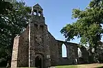 Pignon roman et façade des nefs du XVe siècle.