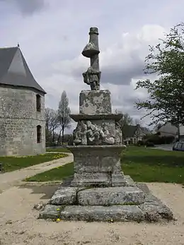 Croix de Malguénac en France avec notamment un socle aux 4 faces ornées d'une frise de sculptures grossières représentant des scènes de la Passion).