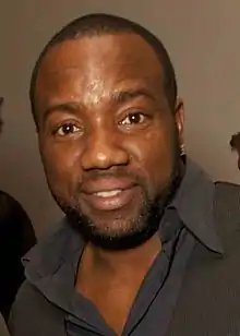 Malik Yoba interprète Vernon Turner.