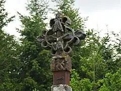 La croix de cimetière du XVIe siècle.