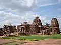 Le Mallikarjuna (à g.) et le Kashivishvanatha (à d.), face Est et leurs porches d'entrée