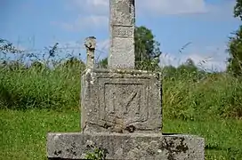 Socle avec blason.