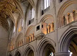 Intérieur de l’abbaye, donnant à voir une guérite inhabituelle en surplomb au-dessus de la nef