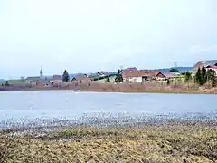 Malpas, vu de la rive Nord-Est du lac.