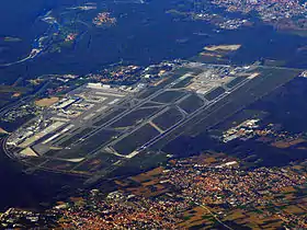 Photographie aérienne des installations de l'aéroport.