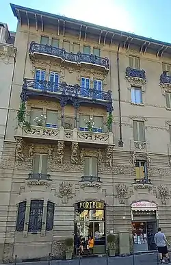 Casa Guazzoni, balcons sur via Melzo