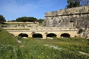 Pont ferroviaire proche du Saint Philip's Bastion à Il-Furjan.