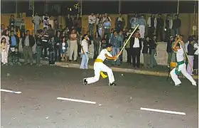 Exhibition de jogo do pau dans la rue.