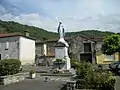 Monument aux morts surmonté d'une statue de l'immaculée conception