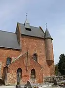 Le chœur, beaucoup plus haut que l'abside, est la seule partie fortifiée de l'église. Il est surmonté d'un clocheton couvert d'ardoise.