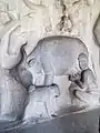 Sculpture d'une vache léchant son petit, à Mahabalipuram.
