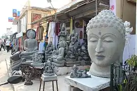 Boutique vendant des statues et sculptures de manufacture locale.