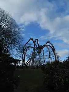 Sculpture d'araignée géante, dans une forêt.