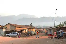 Une rue de Man, la capitale administrative du district, ville entourée de 18 « montagnes ».