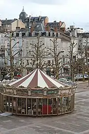 La fontaine et les immeubles XVIIIe de la rue Saint-Martial