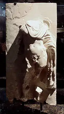 Stèle funéraire représentant un éphèbe, nécropole d'Aï Khanoum, IIIe-IIe siècle av. J.-C., calcaire, 50 × 26 × 11,5 cm, musée national d'Afghanistan.