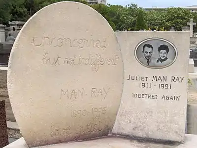 La tombe de Man Ray à Paris au cimetière du Montparnasse : « Unconcerned, but not indifferent ».