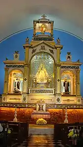 Autel et retable principal de la basilique Notre-Dame du Rosaire de Manaoag.