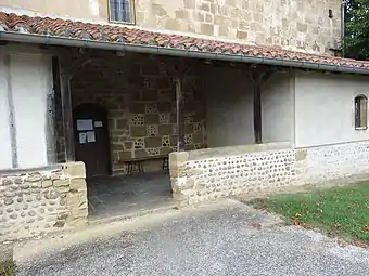 Porche de l’église de Bastanous.