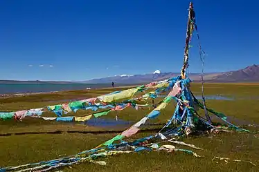 Drapeaux de prières devant le Manasarovar et le mont Kailash.