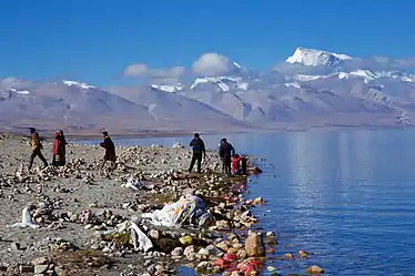 Pèlerins tibétain recueillant de l'eau sacrée du Manasarovar devant le Gurla Mandhata.