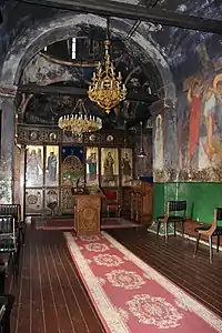 L'intérieur de l'église, avec l'iconostase et des fresques.