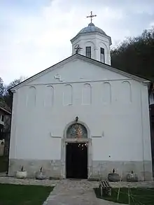 La façade occidentale de l'église de la Sainte-Trinité.