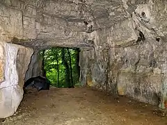 Entrée d'une des grottes de Waroly.