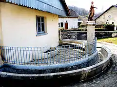 Fontaine-lavoir au bas du village de Mancenans.