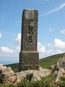 Vue d'un borne en pierre portant l'inscription R8.