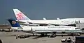 Fokker 100 de Mandarin Airlines assurant les liaisons entre le terminal I de Taiwan Taoyuan et l'aéroport de Kaohsiung