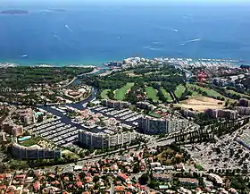 Vue aérienne en 2011 des deux parties du golf de part et d'autre de l'embouchure de la Siagne sur la baie de Cannes à Mandelieu-la-Napoule.