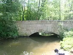 Le pont Mandrou sur la Thève, près des étangs de Commelles.