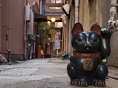 Maneki-neko noir dans une rue d'Asakusa (Tokyo).