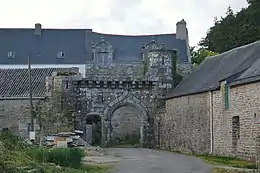 Le manoir de Toulgoat et son porche monumental.