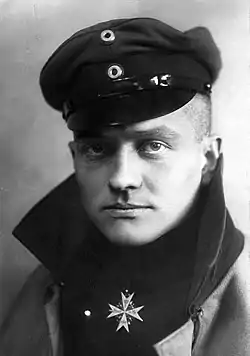 Photographie noir et blanc d'un homme en uniforme militaire.