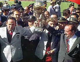 Osvaldo Zubeldía, Oscar Malbernat et Mariano Mangano, respectivement entraîneur, capitaine et président de l'Estudiantes de La Plata, levant la Coupe intercontinentale 1968.