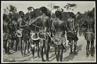 Toilette des femmes  (phot. Casimir Zagourski).