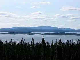 Vue du mont Babel, au centre-droit de la photo, de l'île René-Levasseur et du réservoir Manicouagan.