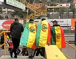 Partisans des manifestations avec le drapeau bolivien.