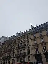 Manifestants sur les toits d'un immeuble boulevard Voltaire.