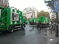 Engins de voiries nettoyant les voies après une manifestation.